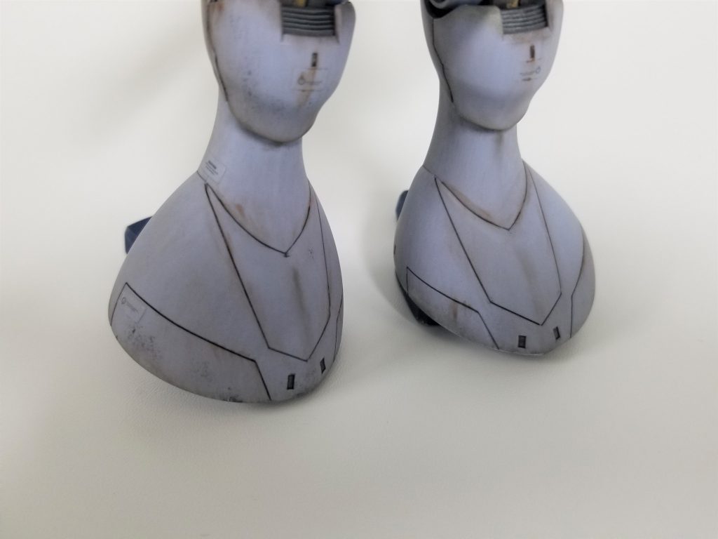 脚部も筋彫り追加