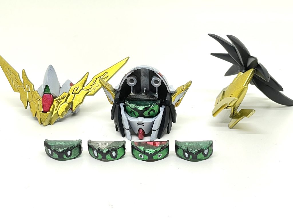 差し替えアイパーツは、パーツを分割し、おゆまるで型取り、UVレジンで複製しました。交換するのにいちいち頭を分解しないといけないのが面倒臭いですw黒縁や瞳は面相筆での手書きなのでちょっと汚いですね。本当は印刷でやりたいんですが、キャンディ塗装&ブラックライト発光をしたかったので、やむを得ず。もっといい方法ないだろうか。瞳だけ印刷して貼り付けるとか?