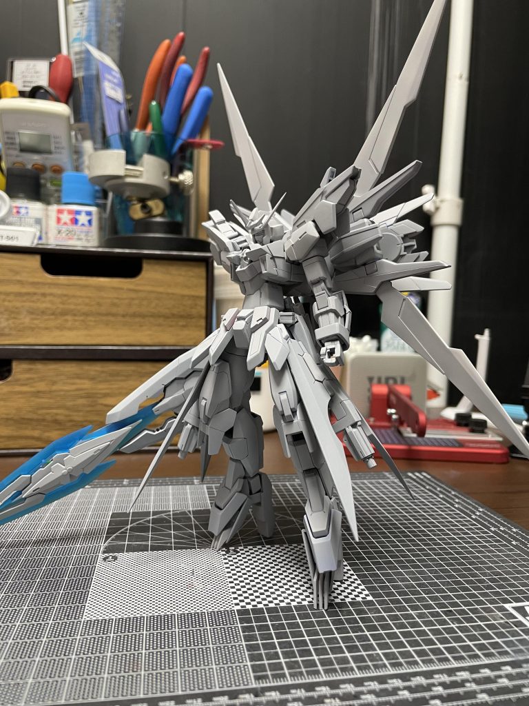 捨てサフ。いつもはあまりやりませんが、今回スジ彫りしたりプラ板で面を増やしたりしてます。修正大変で塗装しながらも修正しましたが、不慣れでこれ以上やると余計ガタガタになっちゃうってとこでやめました。もっとよく見るべきだったかと思います。使用パーツはAGE-2DH、ノーマル、マグナムを軸にアースアーマー、ダブルオーダイバー、シアクアンタ、トライスラッシュブレイド、ダブルオースカイとある程度限定した感じにしました。去年積み崩ししてそのまま放置してたキットとパーツ買いして余ってたものを使って整理したかったというのもあります。↓エフェクトは長くなるのでこちらから。その①https://fukuten1126.hatenablog.com/entry/2021/11/22/190840その②https://fukuten1126.hatenablog.com/entry/2021/11/22/190851