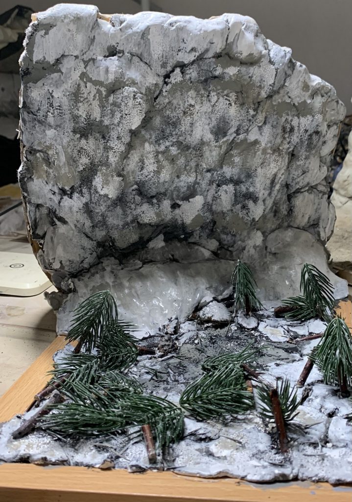 制作したジオラマです。粘土と百均のクリスマス用の枝と飾りから木を作りましたのだ