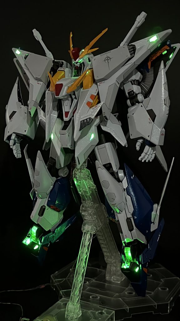 全身発光頭部に2個 肩に4個 フロントスカートに2個 脚部に6個LEDを仕込んでフライトフォーム変形時の発光を再現してます(写真はLEDの発光を見やすくするため通常形態です)