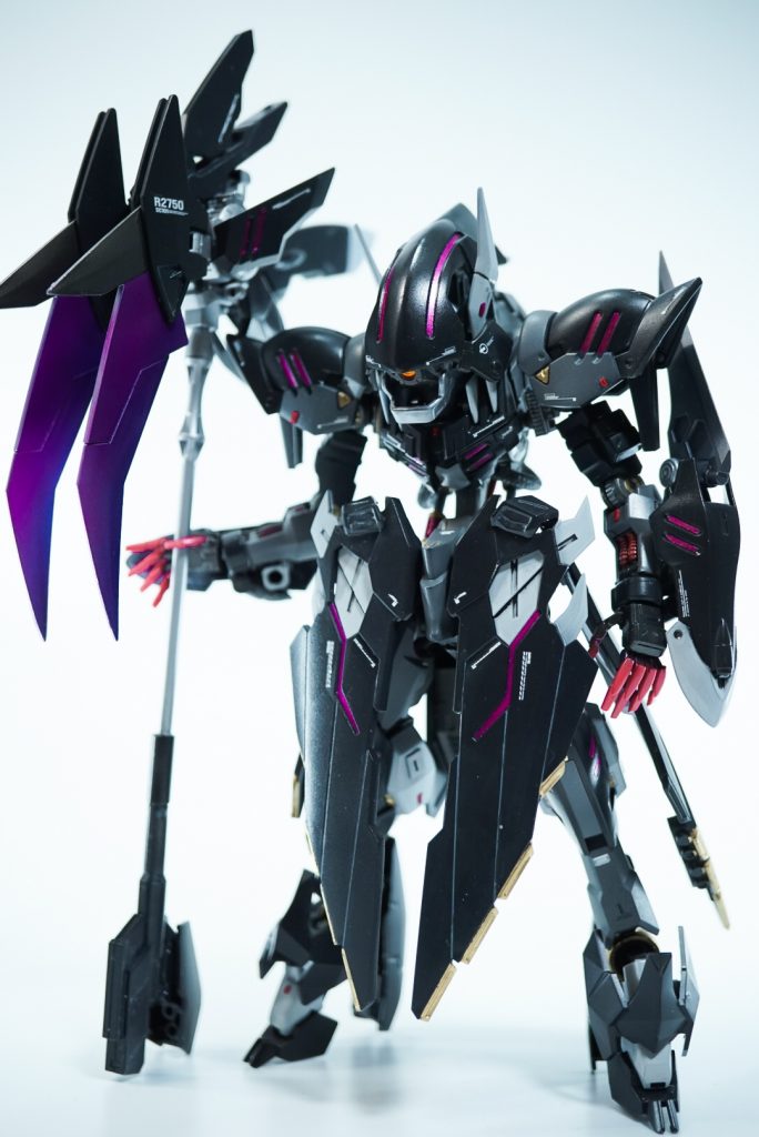 まずはディフェンシブモードグレモリーの特徴であるフードを被ったようなギミックから、ローブで全身を覆った死神のようなイメージにしました防御力も売りの機体と言う事で、そこに関しても一役買う形になるなっていると思います