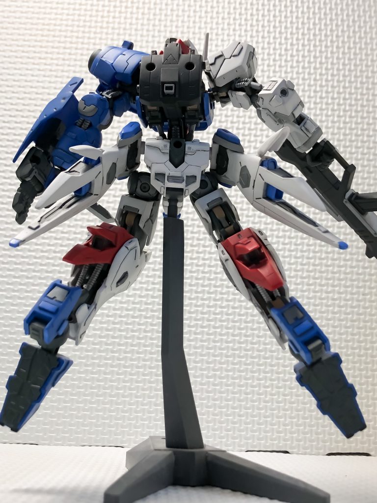 サイドスカートは、バルバトスルプスと同じような大型スラスターになっていて見た目も良いし、可動できたりと、元の状態でも良い構成だと思いました。その分、後ハメ加工や塗り分けが大変な箇所で後ハメの仕方に1番苦労しました。