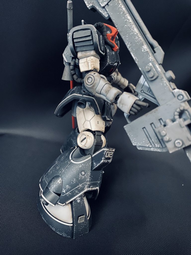 腰回りの続きですが、横への素早い切り返しなどは足元では制御しきれないと思いましたので横のスカート部分を切り欠いてバーニアを付けました。肩の部分が見えますが、ここは通常開口されていて何もなかったのですが、ランチャーなど大型武器を担ぐ時にパワーがいる為、熱量も凄いのだろうなと思いましたので、こちらも熱を排気する様にプラ板を段々にして排気口チックにしました。ランドセルバーニアは大きくしました!これはこの機体を持ち上げるには出力が足りないかなと思いましたので、大きくしました。