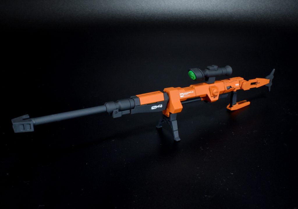 スナイパーライフル30MMのライフルをベースにミキシングしてAGEっぽい雰囲気にしてみました。30MMはディティールが多く入っているので、全体のバランスを見ながら余計なディティールは消しています。