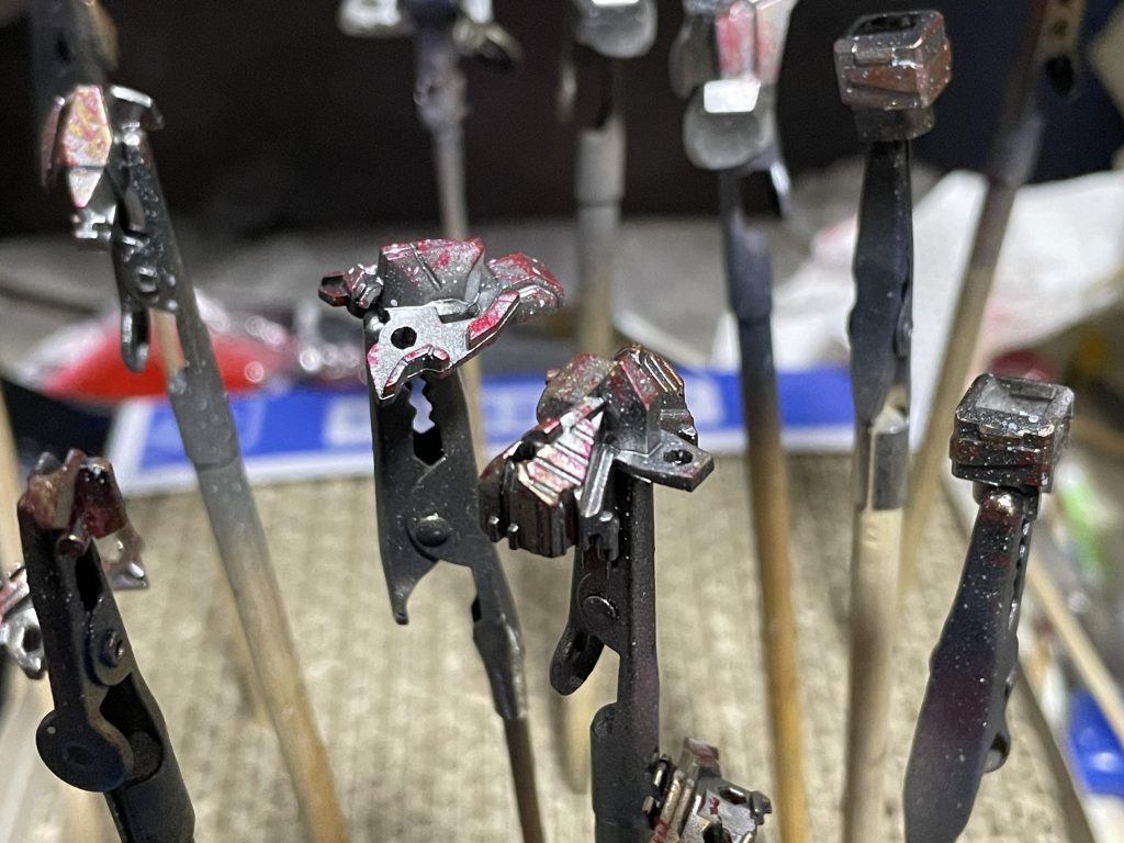 サイコフレーム部分はアニメのギラギラした感じが出ないかと、ラップ塗装の要領で銀下地の上にメタリックレッド、ゴールドをランダムに乗せてからクリアレッドを塗ったんですが、正直分からないですね…。比較的面積の大きい額のパーツは多少見えますが。