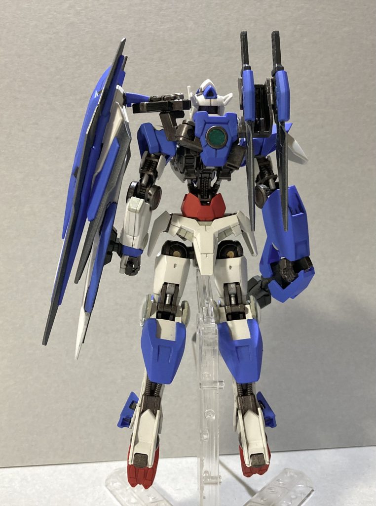 バックショット。前からよりも後ろからの方がガンダムフレームであることがわかりやすいですね。ＧＮシールドをマウントするアームの逆側はエクシアのＧＮソードをマウントする基部を設けています。