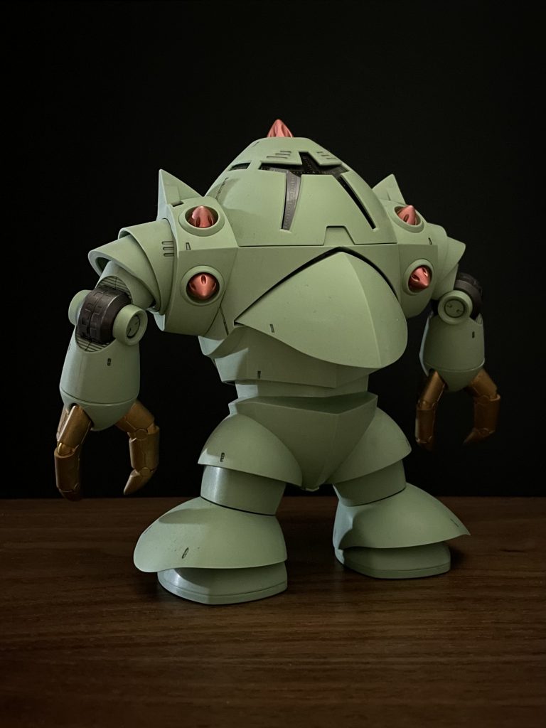 後ろ姿ガンダムマーカーでの部分塗装と水性つや消しスプレーで仕上げました。