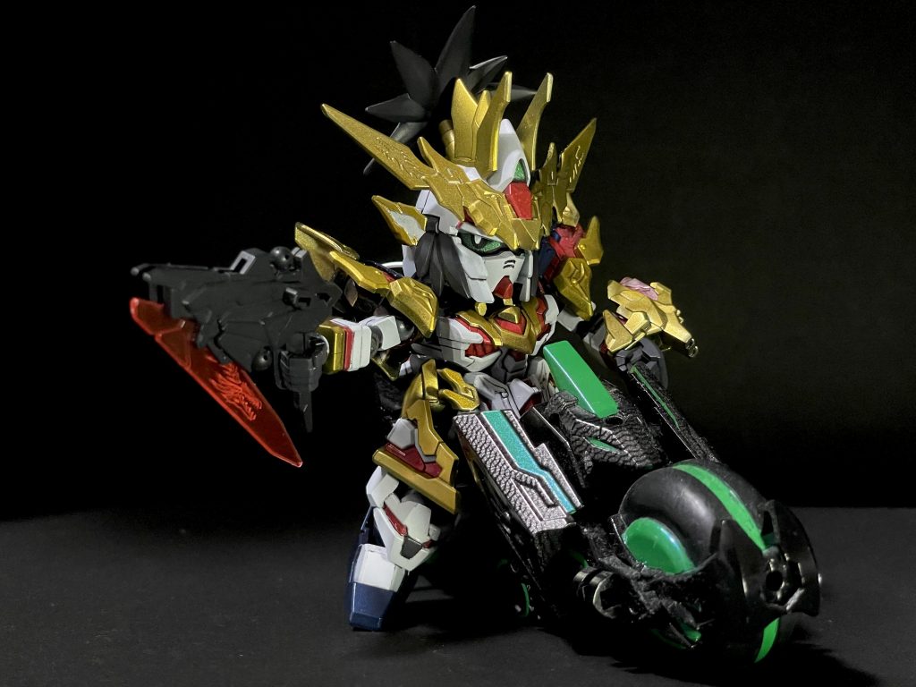 以前、作成した馬超用のバイクを借りてポーズhttps://gumpla.jp/sd/654275