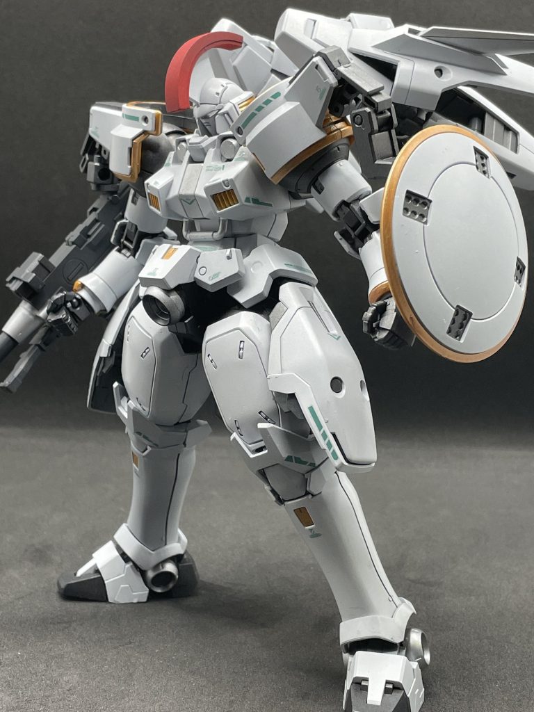 S字立ちができるように胴と首を改造してます。くどいくらい曲げることでかっこよさが出るシルバー下地にホワイトは重厚感が出るのでとてもおすすめです。