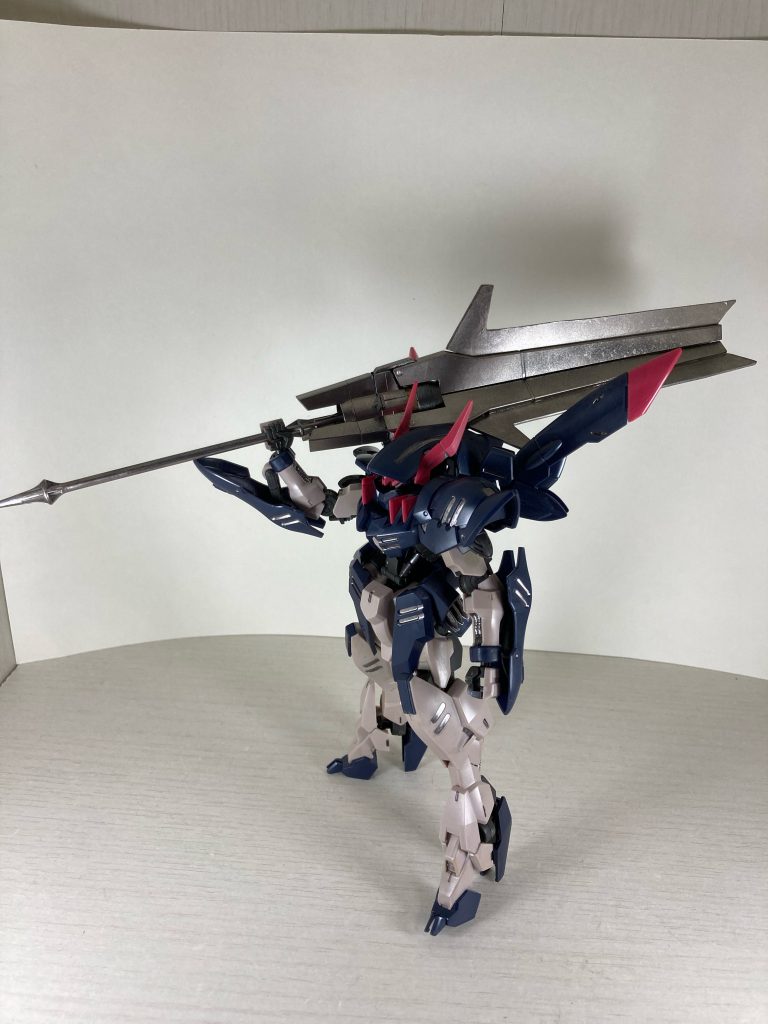 おまけ。以前作ったゼルトザーム魔月の大型メイス。このサイズの武器を担いでも立つ安定感。