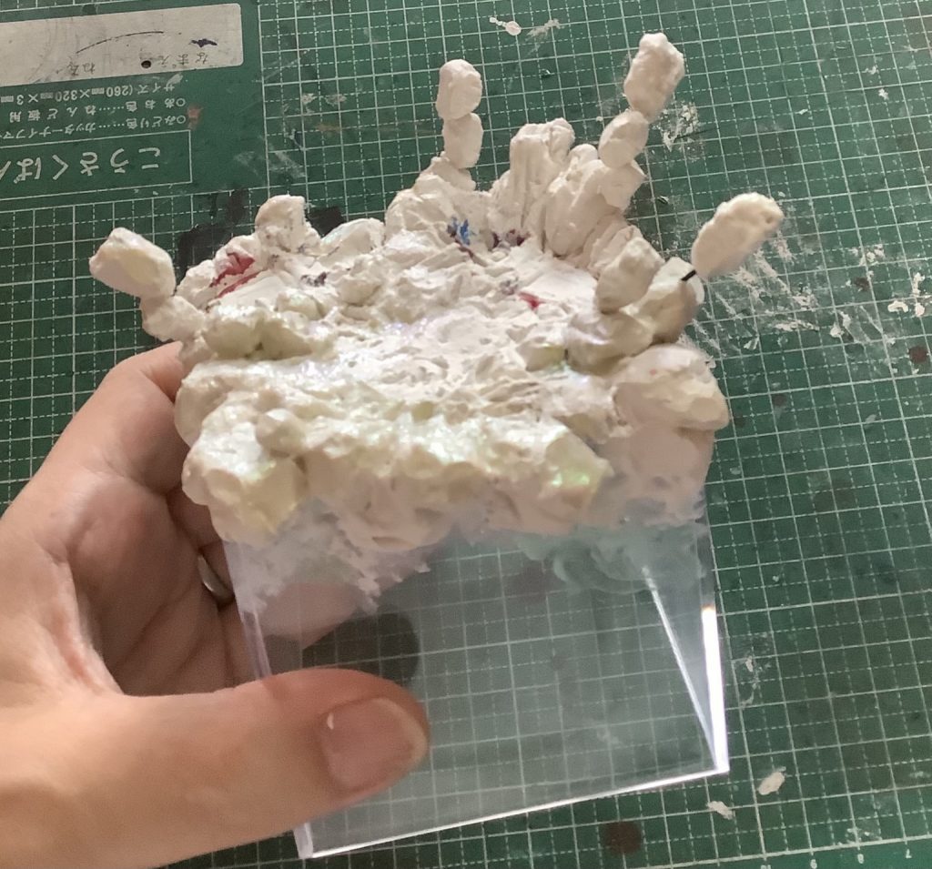 １００均のプラケースに石粉粘土を盛って台座作り