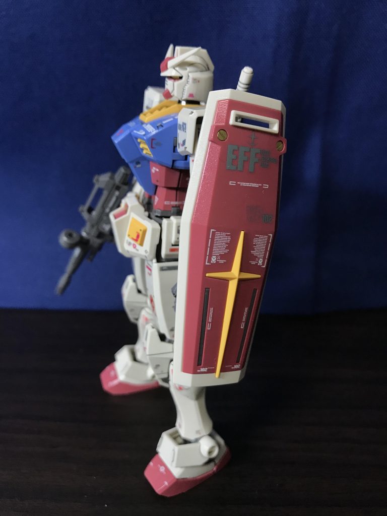 サイド左から。シールドの一部を部分塗装し、ワンポイントで金属感を出してます。