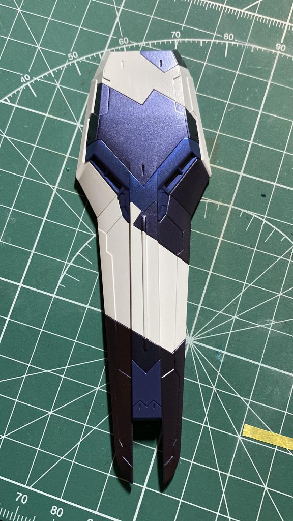 ワタシにとってνガンダムやHi-νガンダムって華やかなイメージでないので、青系の色は暗めのパールマーズダークブルーとマーズダークブルーにMr.クリスタルカラーのサファイアブルーを重ねて明るい青にしています。