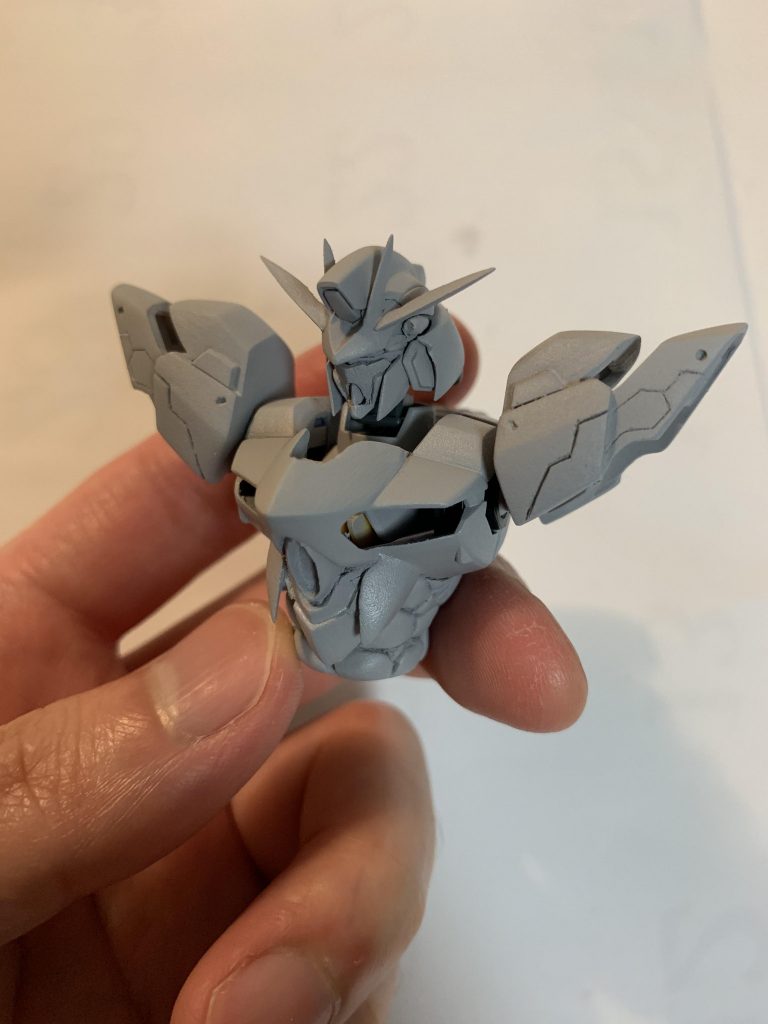 全身の各部をシャープ化マスクは作り直しアンテナ、後頭部の位置を変え凛々しい小顔に胸部、肩、膝パーツを少し大型化、デザイン変更しました胸部中心と腹部はパテにて作り直し劇中で気に入った腹筋の割れを表現しました