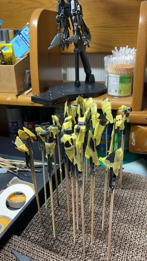 塗り分けしたい!と思ってマスキングを始めたらめちゃくちゃ大変なんだって身をもって知りました笑。雑にやるとはみ出るし丁寧にやるとめっちゃ大変だし…作業できるのが仕事終わりでしかも青空塗装なので塗装しようと思ってた1日がマスキングで終わりました…あ、これ剥がすのも地味に大変なんですね。笑