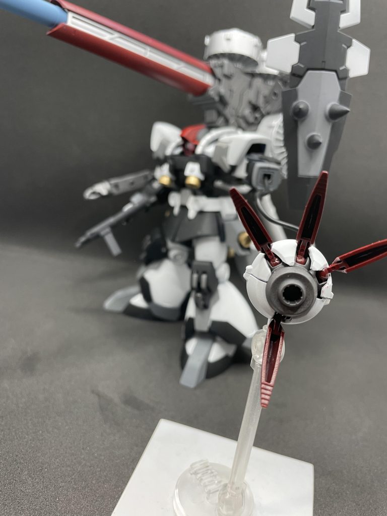 クローは有線式で遠隔操作可能。直接爪による突き刺しや内部に仕込んであるビームカノンでの遠隔攻撃など自由自在