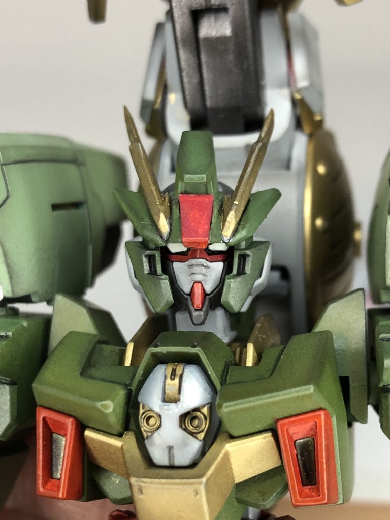 ▷角まわりはマグナムのものを加工しています。元デザインから印象を変えたくて、への字を加えてみましたが、いかがでしょうか▷カメラアイには蓄光シールを刻んで貼っています。今回は明るい写真なので効果がありませんが、暗いところでボンヤリ光ります!ビルドシリーズということで、オラ設定を考えてみました...気恥ずかしいですが、楽しいですね!最後までご覧いただき、ありがとうございました!