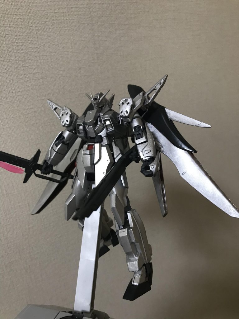 ファントムやゴーストの問題点を解決しつつ蛇の足はミノフスキードライブユニットを2個搭載する事による作戦時間の延長、および機動力の底上げを狙った余剰エネルギーはバックパックの翼や肩に設置された新型ダクトから排出する