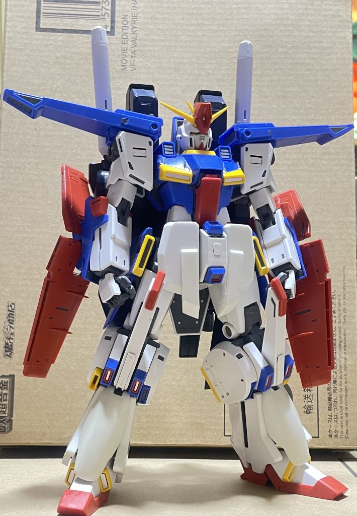 こちらは発売してすぐ組んで、いぢったモノです。素組では腕が長すぎると感じたので、肘の関節位置をずらして、8mmほど短くなってます。あとは腰アーマーと、膝から下を全面的にいぢってます。