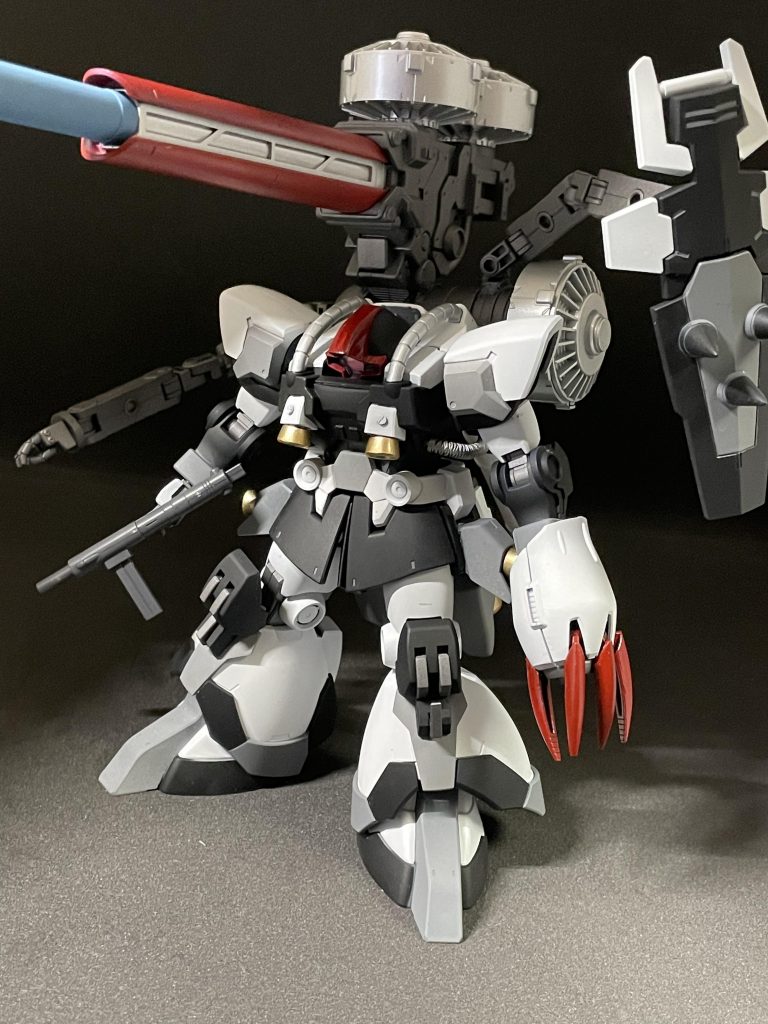 色合いは結構適当です。白色の練習がてらこの配色にしてます。グレーの塗り分けはアクリル塗料で行いマジックリンではみ出た部分を拭き取り。とても使いやすい。ドムR35自体は他のドムと比べるととても入手しやすいと思います。とてもおすすめなのでぜひみんな買ってください。