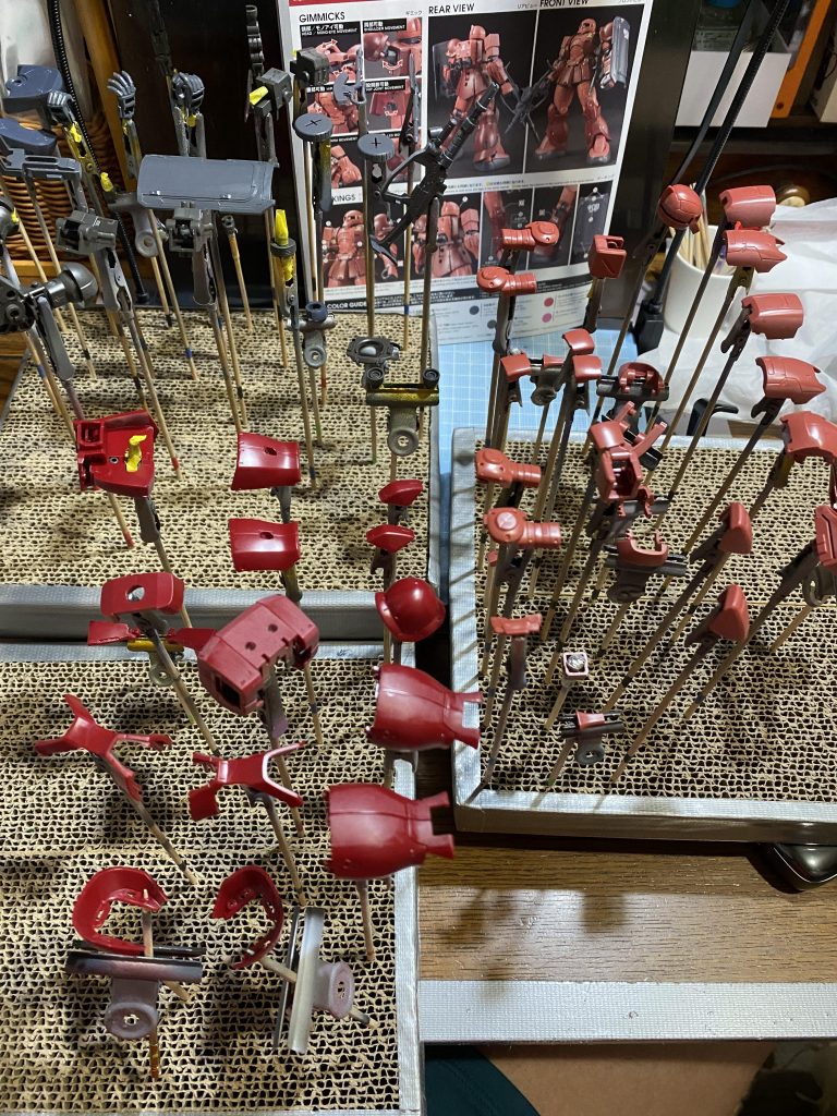 バラして塗装の準備。クリップを刺しているダンボールはDAISOで買ったネコの爪磨きを半分に切ってテープ止めした物です。