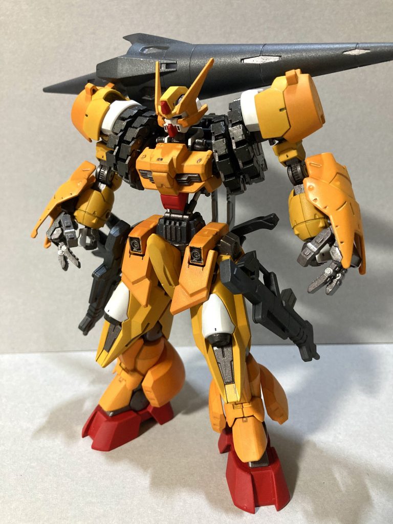 全体的に細めの機体が多いので、そのシルエットに変化を与えたいなと全体的にボリュームアップ。また、下半身がしっかりしている分、積載総量はアップしており、武装も充実させている。