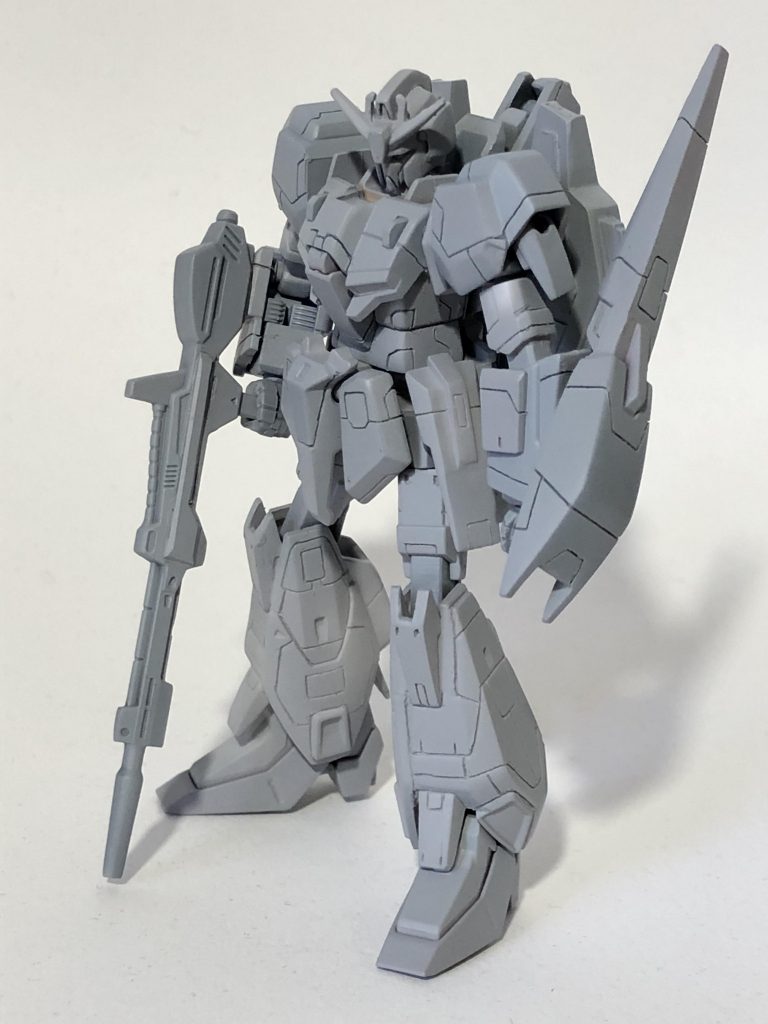 グレーサフを吹いた状態。ところどころモールドがヨレヨレです。