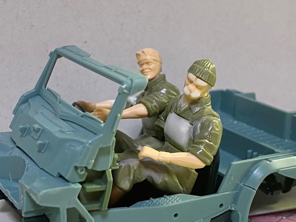 ガルシア(左)とミハイル(右) ※後のカリコとザブン正確に言うと、車に乗っていたアンディと一般兵のボディに各々の兵士のパーツを接着し、頭部をガルシア(左)とミハイル(右)に変えただけです。