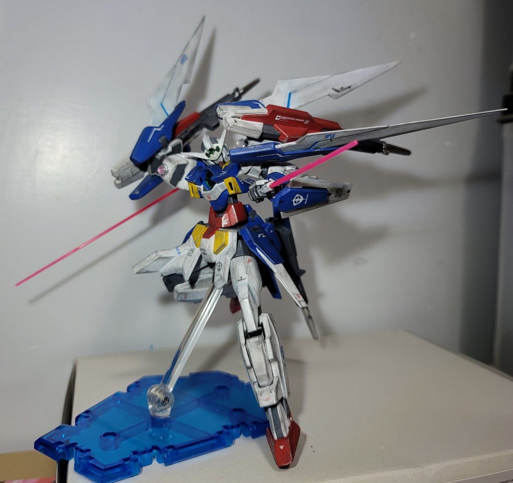 ビームサーベルを抜刀して二刀流ポーズ格闘ポーズだと肩のデカいヤツを後ろに逃がすと大変絵になる