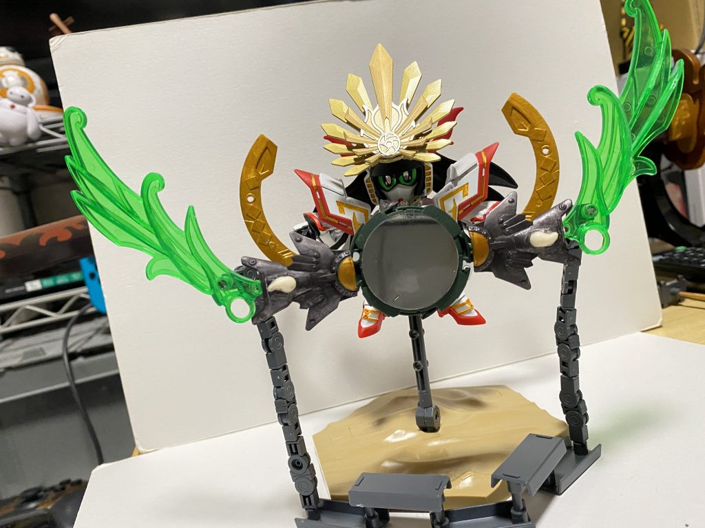 八咫鏡展開！全ての攻撃をそのまま相手に跳ね返すと言われる防御系神器。正体を隠した相手の本当の姿を映し出すとも。三国伝の12合体武器の円形パーツをベースに信長頑駄無の角飾りとか切り貼り。ミラーフィニッシュを貼ったプラ板接着して鏡面に。トーラスに付けていた孔明νのエフェクト装着可能です。 