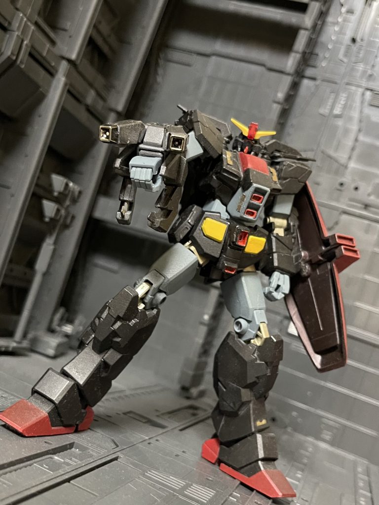 右腕装備はビームライフルと格闘戦用クローの複合兵装