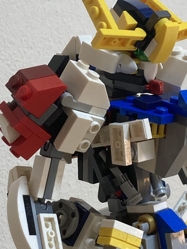 苦戦したのは頭部と腰のフレーム部分です。バランスとるのがとにかく難しかったです。