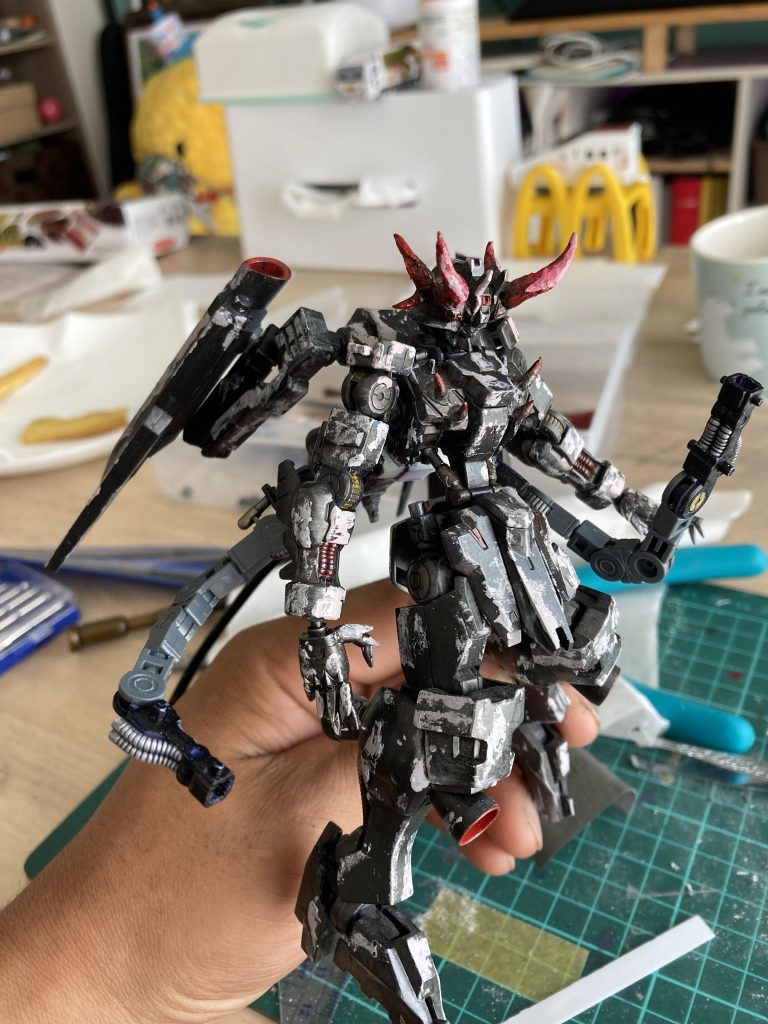 ボールデンアームアームズの余りとガンダムフレームの腕の余りで。結構自由に動きます😊最初はサブアームも刃（もしくは爪）じゃなくて普通に手にして武器持たせたりしようとしてたんですが、なんか気持ち悪いなーっと思ってやめにしました。ポリキャップなので簡単に別の物を付け替えて楽しめたり。