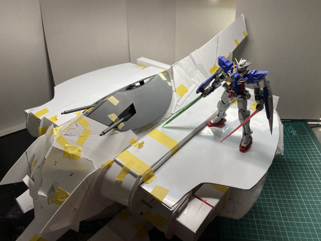 プラ板工作がおおむね終わった状態。エクシアR2を乗せているのでサイズ感が分かるかと