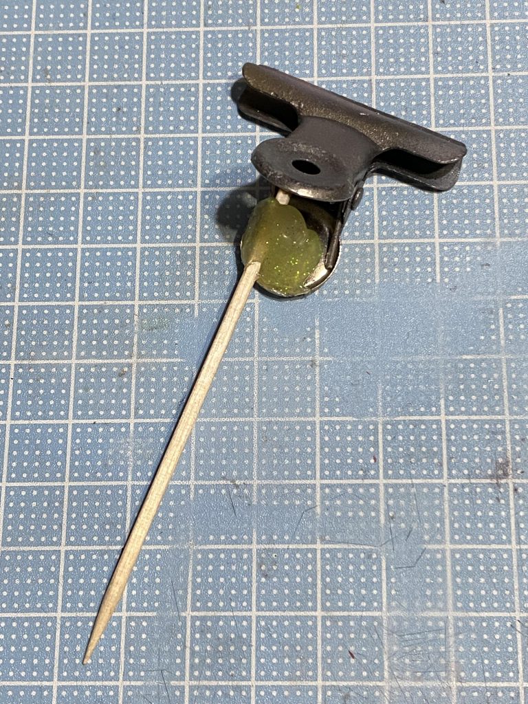 目玉クリップに楊枝を刺してグルーガンで止めた物以外と使い勝手が良いです。