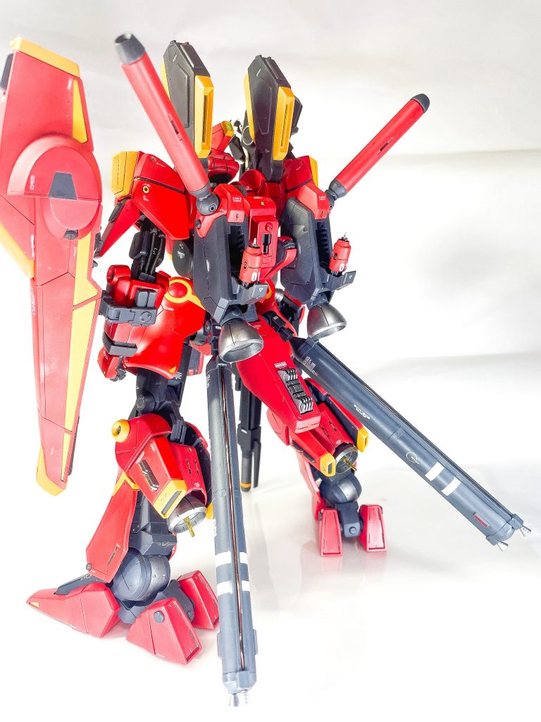 バックショットです。インコムの代わりに自作したファンネルを二基装備。時代設定的は0090年頃なので、サザビーやヤクトドーガみたいな円筒型ファンネルに作りました。おまけにプロペラントタンクも自作しました。