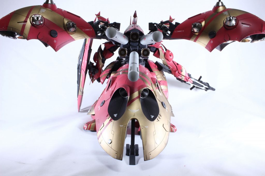 しっぽは完全アシンメトリーとし、黄色い部分はブラックアウトしゴールドとぶつからないように。バインダはアシンメトリーに見えますが、実は左右同一のカラーリングになっています。