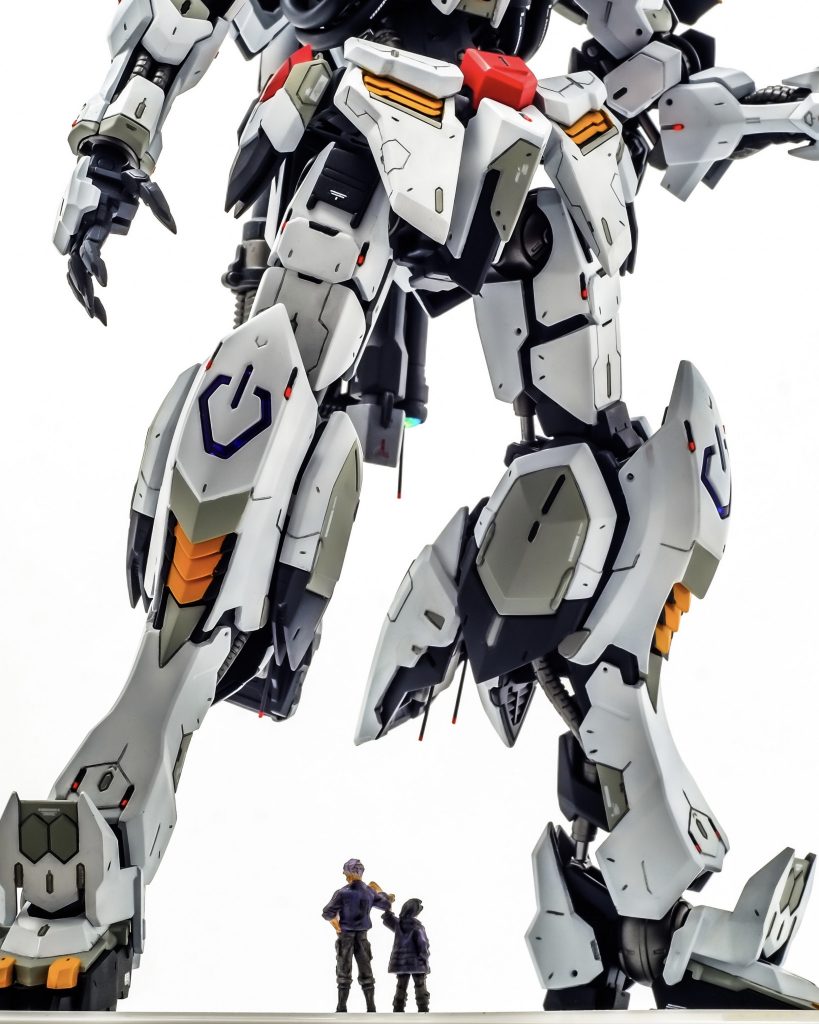 フィギュアはハイライトをドライブラシで3色ほど重ねて雰囲気を出しました。新造したふくらはぎのスラスターに0.3ミリプラ棒を使いスタビライザーを工作し、より実機ぽい雰囲気づくりをしました。