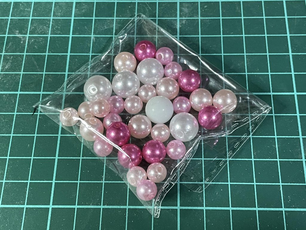 ハロの素。百均のビーズです。加工しやすいPS素材のものを選んでます。以前にもビーズでハロを作りましたが、この時のビーズはガラス製で加工ができませんでした。一番大きい直径12mmの球を使用してます。羽の部分は球をおゆまるに浅く埋めて型をとり、UVレジンで作成しました。ビーズの穴は瞬着で埋めました。顔などは手書きです(ヘタクソ)三国創傑伝はハロのプラモも出てますが、ハロプラをそのまま流用してるのでサイズがデカすぎるんですよね。劉備たちと組み合わせて飾れるハロが欲しかったんです。