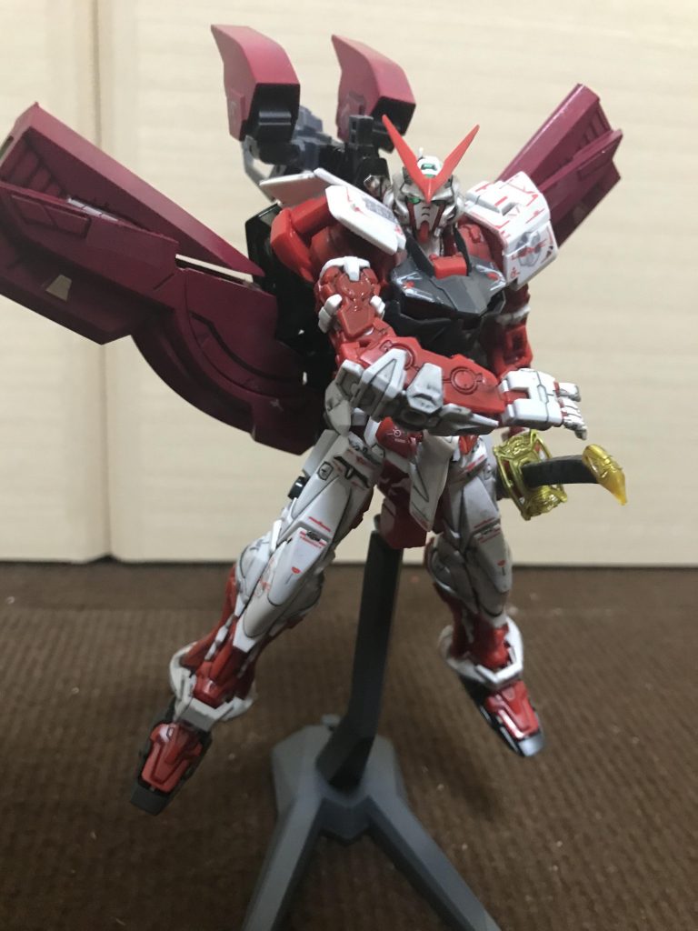 アストレイレッドフレーム改イナジマリー本機はロンメルがカザミにジオニックソードをプレゼントすると同時にタイガーウルフが開催する龍虎祭での決闘を申し込まれるガザミはジオニックソードの形状や構造から発想を得て、ジオニックソードに改造を施し、新機能を搭載した