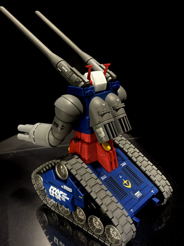 バックショット。キャノンやらキャタピラ内部のスペースにディテールアップした程度。連邦軍のエンブレムが目立ちます。