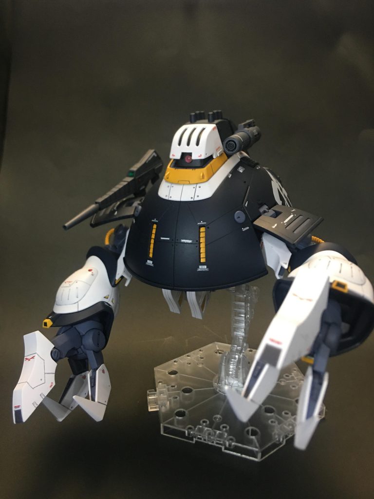 迫力のMA形態ですが、シールドパーツが浮きがちなのでロック機構でもあればよかったかなと思いました。脚部の裾に小型スラスターを追加しました。拡散メガ粒子砲の砲口にもディテールアップパーツを取り付けました。シールド部のモノアイもHアイズのピンクに置き換えて下地にメッキシルバーを塗装したのでよく光を拾います。