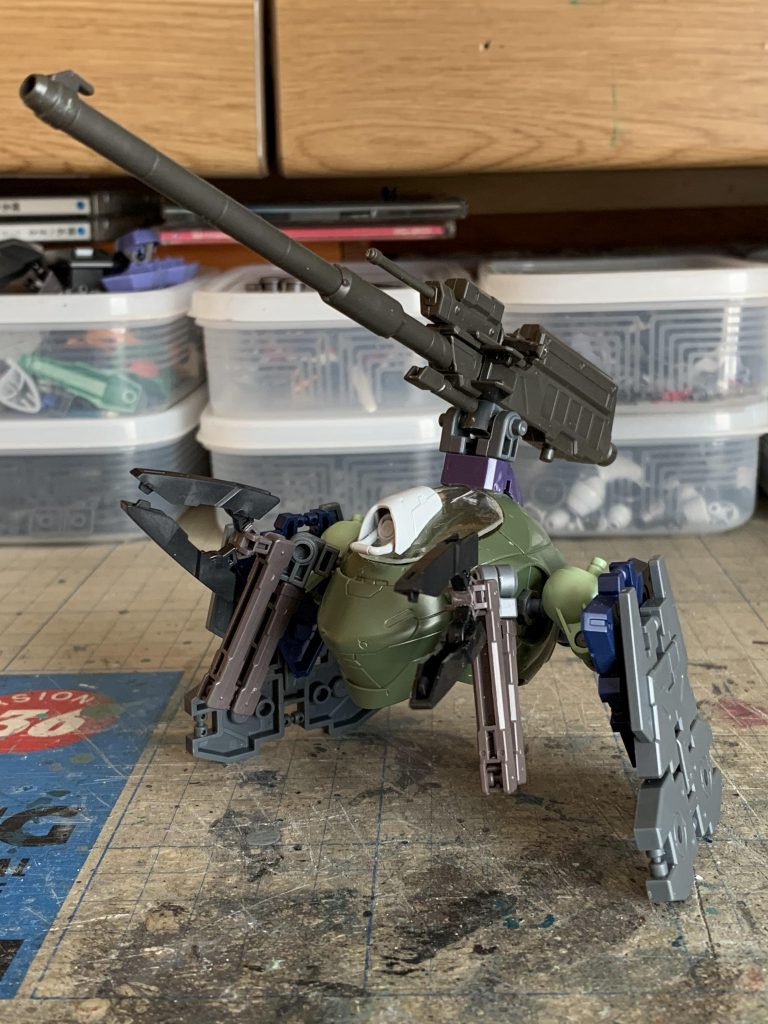 コクピットハッチは開閉機構をなんとかしようと考えましたがスペースの問題でオミット、固定しました。代わりにカメラが無かったのでビルダーズパーツをそれっぽく配置。