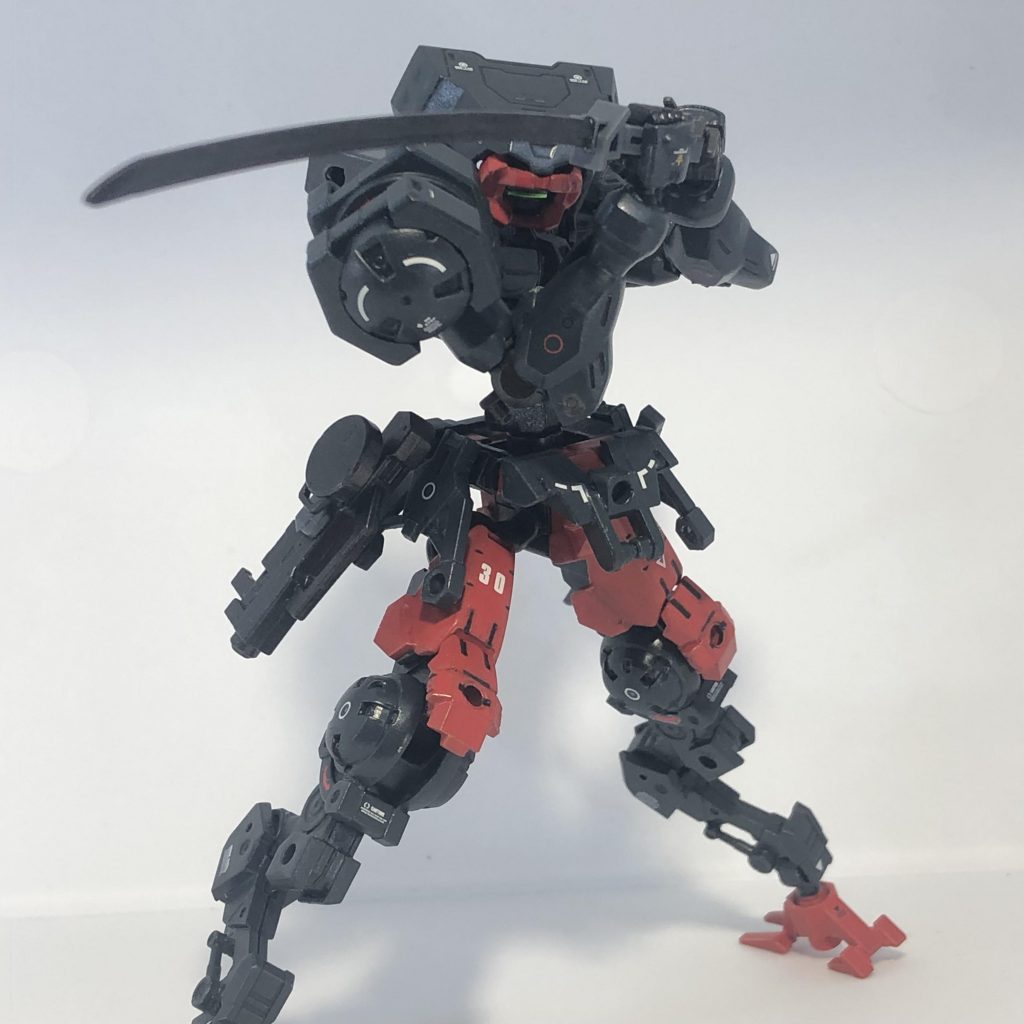 武器はショートバレルライフル 刀(大小2つ) スナイパーライフル を持たせています。刀とスナイパーライフルは30MM、ショートバレルライフルは鉄血オプションセット1のものとなっています。またショートバレルライフルはMSGのハンドガンの、サブマシンガンタイプ用ホルスターパーツを使って腰に懸架しています。