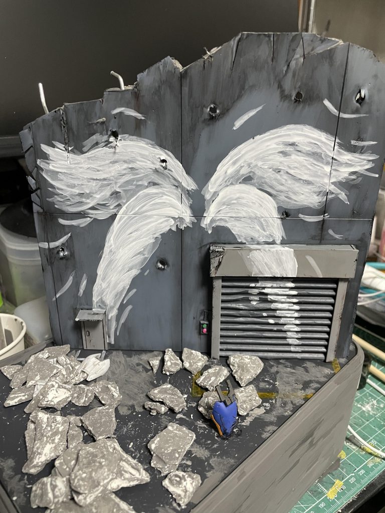 壁の翼は、アクリルガッシュのホワイトで手描きです。