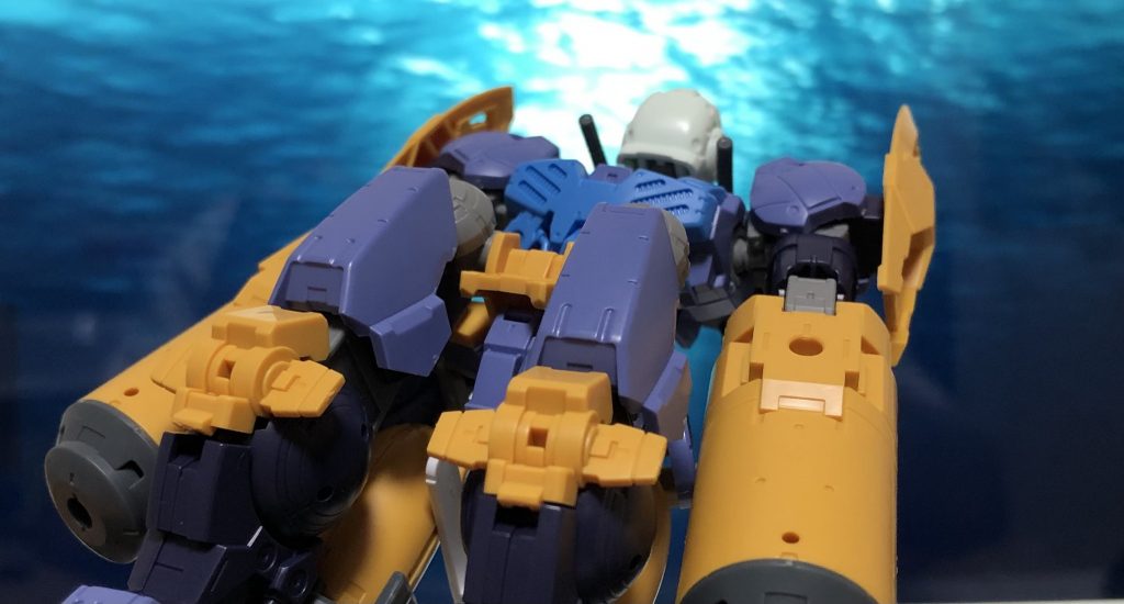 果たして、海中を進むこのMSの正体は...？（後ろ姿ばかりですみません😝）
