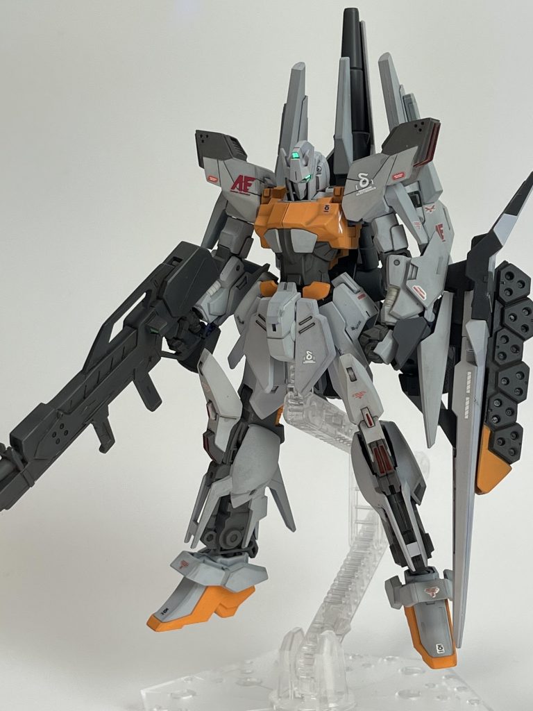 構成ですが、・百万式の本体に余剰パーツとして付属するデルタガンダム用のパーツをミキシング・肩部、膝部、武装はガレージキットのデルタカイ陸戦型のパーツを使用。・シールドはデルタ用のもの。余剰パーツで組めるものの不足パーツがあり、別途買い足してレストア。腕部への取り付けが百万式のガントレットと選択になる為、ガントレットの上から装備できるよう加工。