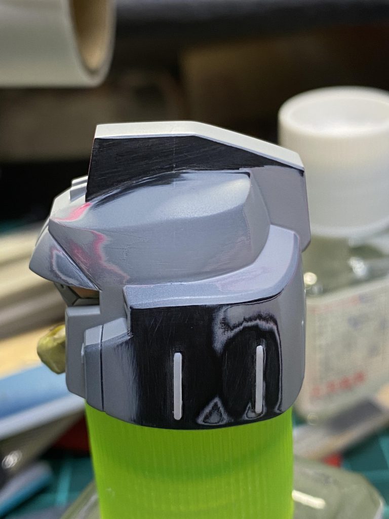 頭部はキットの命なので、丁寧に合わせ目消しとモールドごと削ってプラ板で復活させました。