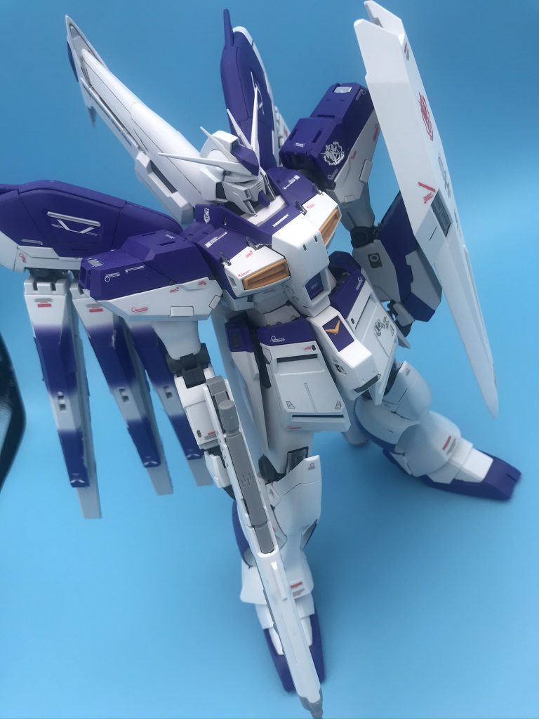 実際の成形色はもう少し淡い紫をしてます。